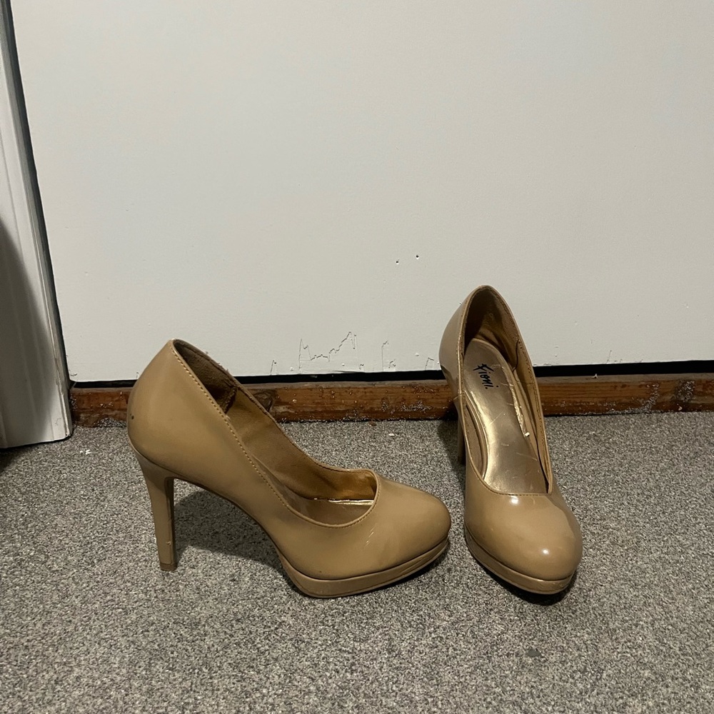 Nude pumps